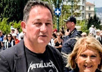 Στέλιος Πέτσας και Σοφία Βούλτεψη με φανέλα των Metallica – Οι επώνυμοι που έδωσαν το παρών