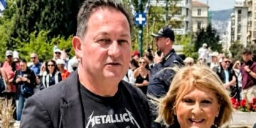 Στέλιος Πέτσας και Σοφία Βούλτεψη με φανέλα των Metallica – Οι επώνυμοι που έδωσαν το παρών