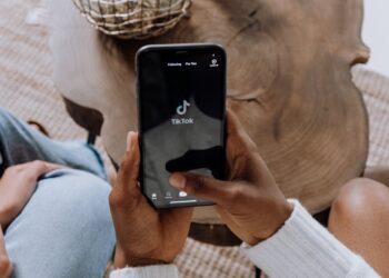 TikTok: Από τις «πράσινες» δεσμεύσεις στις χορηγίες αμφιλεγόμενων συνεδρίων
