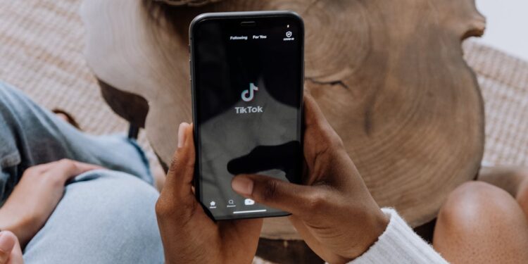 TikTok: Από τις «πράσινες» δεσμεύσεις στις χορηγίες αμφιλεγόμενων συνεδρίων