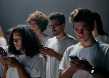 Πώς η τεχνητή νοημοσύνη μεταμορφώνει τον γραπτό και προφορικό λόγο