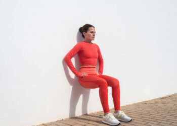 7 απλές ασκήσεις Pilates για γραμμωμένα χέρια μετά τα 50
