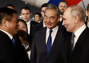 Ο Βλαντιμίρ Πούτιν έφτασε στο Πεκίνο: Η θερμή υποδοχή από τον Κινέζο υπουργό Εξωτερικών