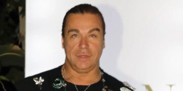 Τρύφωνας Σαμαράς: «Βουτιά» στο παρελθόν με βίντεο από το μπαρ «Αλέκος» όταν χόρευε ημίγυμνος στη μπάρα