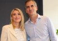 Σία Κοσιώνη και Κώστας Μπακογιάννης χαμογελαστοί στην παρουσίαση του βιβλίου της