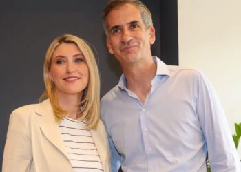 Σία Κοσιώνη και Κώστας Μπακογιάννης χαμογελαστοί στην παρουσίαση του βιβλίου της