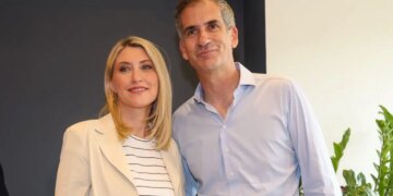Σία Κοσιώνη και Κώστας Μπακογιάννης χαμογελαστοί στην παρουσίαση του βιβλίου της