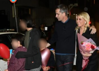 Σία Κοσιώνη: Η έκπληξη του Κώστα Μπακογιάννη και των παιδιών τους λίγο μετά το τελευταίο δελτίο στον ΣΚΑΪ