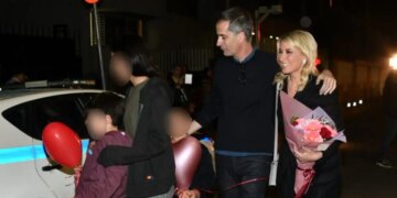 Σία Κοσιώνη: Η έκπληξη του Κώστα Μπακογιάννη και των παιδιών τους λίγο μετά το τελευταίο δελτίο στον ΣΚΑΪ