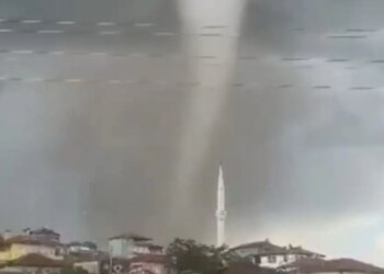 Τουρκία: Τεράστιοι ανεμοστρόβιλοι έσπειραν τον τρόμο σε Σμύρνη και άλλες περιοχές - Δείτε βίντεο