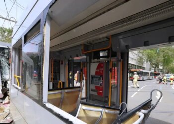 Γερμανία: Τραμ συγκρούστηκαν μετωπικά στο Ντίσελντορφ - Πάνω από 50 τραυματίες