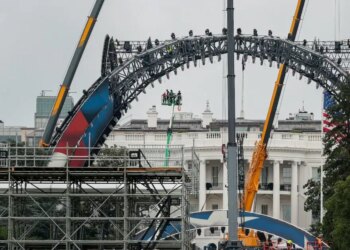 Ο Τραμπ μετατρέπει την αυλή του Λευκού Οίκου σε ρινγκ για τα 80ά του γενέθλια