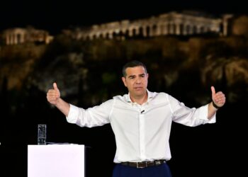 Σφοδρή επίθεση κατά Τσίπρα από την αντιπολίτευση - Αναδιάταξη του πολιτικού σκηνικού