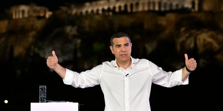 Σφοδρή επίθεση κατά Τσίπρα από την αντιπολίτευση - Αναδιάταξη του πολιτικού σκηνικού