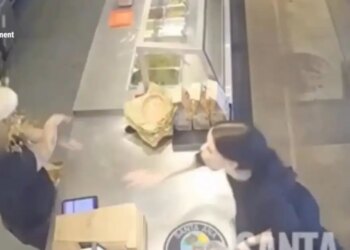 ΗΠΑ: Γυναίκα πέταξε μεταλλικό μπολ σε υπάλληλο αλυσίδας εστιατορίων για ένα λάθος στην παραγγελία της - Δείτε βίντεο