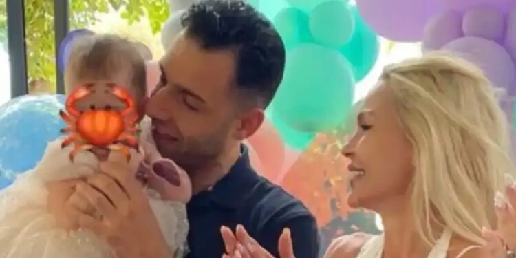 Βίκυ Κάβουρα και Γιώργος Τζαβέλλας βάφτισαν την 2 ετών κόρη τους Ματθίλδη Ραφαηλία