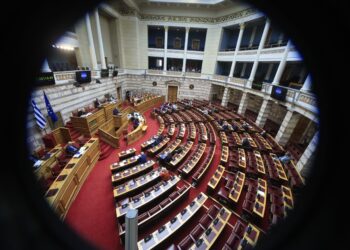 Κόντρα κυβέρνησης-αντιπολίτευσης στη Βουλή για άρθρο που αφορά αποσπασμένους στην ΕΥΠ