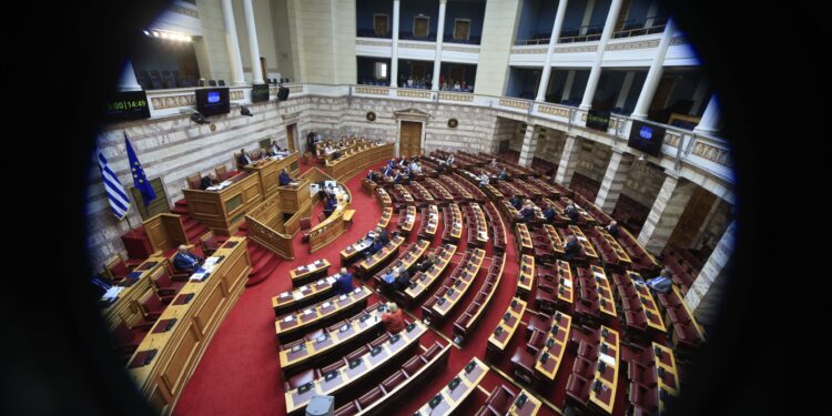 Κόντρα κυβέρνησης-αντιπολίτευσης στη Βουλή για άρθρο που αφορά αποσπασμένους στην ΕΥΠ