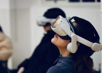 Βρετανία: Πιλοτική χρήση εικονικής πραγματικότητας σε σχολεία για τη μείωση του μαθητικού άγχους