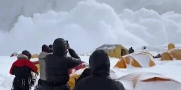 Μεγάλη χιονοστιβάδα χτυπά κάμπινγκ με ορειβάτες στο Έβερεστ