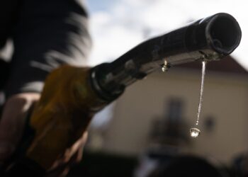 Καύσιμα: Άλμα 5% στην τιμή του Brent - Ελπίδες να διατηρηθεί η μείωση του 2,8% στην αμόλυβδη