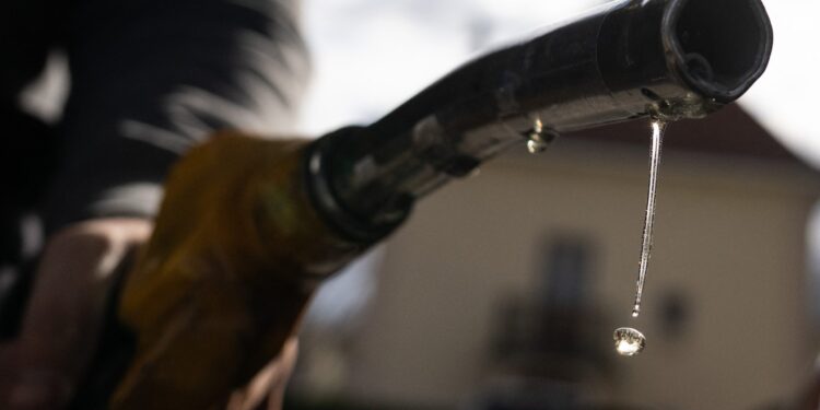Καύσιμα: Άλμα 5% στην τιμή του Brent - Ελπίδες να διατηρηθεί η μείωση του 2,8% στην αμόλυβδη