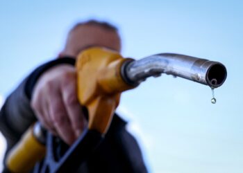 Κατρακυλά το πετρέλαιο μετά τη συμφωνία ΗΠΑ -Ιράν - Οι αγορές ποντάρουν στο άνοιγμα των Στενών του Ορμούζ
