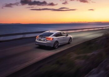 Honda Civic e:HEV: Το hatchback που αντιστέκεται