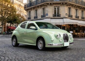Ένα Toyota Yaris με ρετρό εσάνς από Jaguar