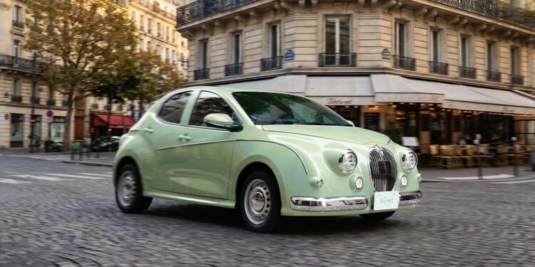 Ένα Toyota Yaris με ρετρό εσάνς από Jaguar