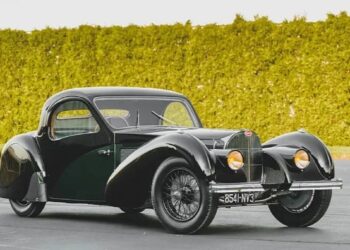 Η Bugatti που εγκαταλείφθηκε στον Β’ Παγκόσμιο Πόλεμο πωλείται για 5,3 εκατ. ευρώ