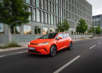 Οδηγούμε στη Γερμανία το νέο BYD Dolphin G DM-i (+video)