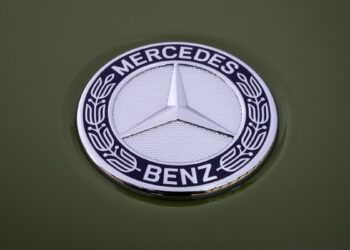 Mercedes-Benz: Πιθανή αύξηση ωρών εργασίας, περικοπές μισθών