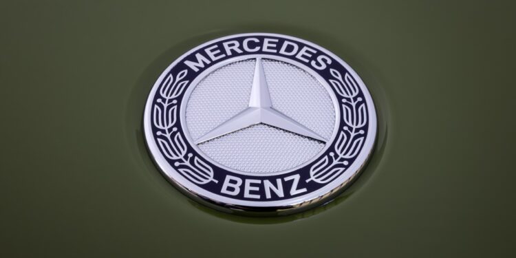 Mercedes-Benz: Πιθανή αύξηση ωρών εργασίας, περικοπές μισθών