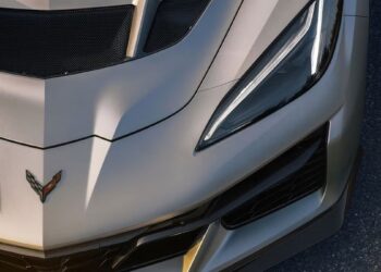 Chevrolet Corvette ZR1: Ξεφλουδίζει το χρώμα σε ταχύτητες άνω των 290 χλμ./ώρα