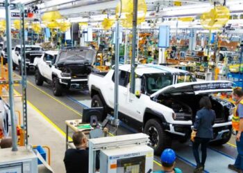 Η GM εγκατέστησε 50 νέα ρομπότ σε εργοστάσιο. Τι γίνεται με τους εργαζόμενους;