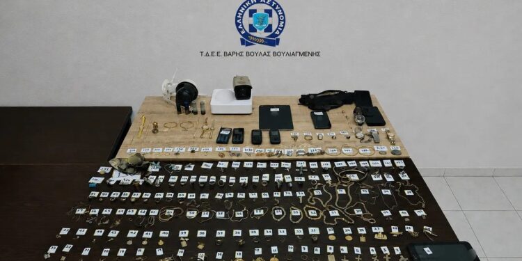 Άρπαξαν 40.000 από ηλικιωμένη στη Βάρη με το κόλπο του ΔΕΔΔΗΕ – Δύο συλλήψεις σε κατάστημα-βιτρίνα στο Ζεφύρι