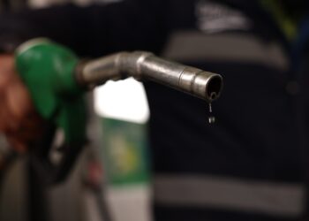 Καύσιμα: Η αποκλιμάκωση στις διεθνείς τιμές πετρελαίου περνά σταδιακά στην αντλία – Πού καταγράφονται οι χαμηλότερες και υψηλότερες τιμές σε όλη τη χώρα