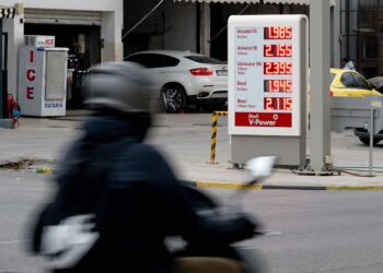 «Ασανσέρ» τα καύσιμα: Το πετρέλαιο φτάνει τα 100 δολάρια το βαρέλι, αβεβαιότητα για τις τιμές στην Ελλάδα
