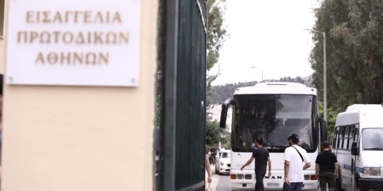 Προφυλακίστηκαν 7 από τους 9 κατηγορούμενους για το κύκλωμα ναρκωτικών στα Βόρεια Προάστια – Αναζητείται ο 21χρονος φερόμενος αρχηγός - ertnews.gr