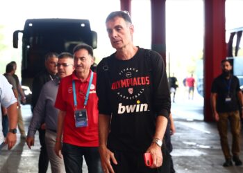 H άφιξη της αποστολής του Ολυμπιακού στο ΣΕΦ για τον τρίτο τελικό (video) - www.ertsports.gr