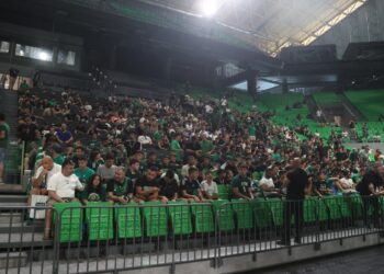 Το "T-Center" άνοιξε τις πύλες του για να αποθεώσει ο κόσμος του Παναθηναϊκού τον Ομπράντοβιτς (pictures & video) - www.ertsports.gr