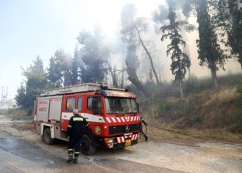 Φωτιά στην Κόρινθο σε αγροτοδασική έκταση - Επιχειρούν έξι εναέρια μέσα, ήχησε το 112 - ertnews.gr