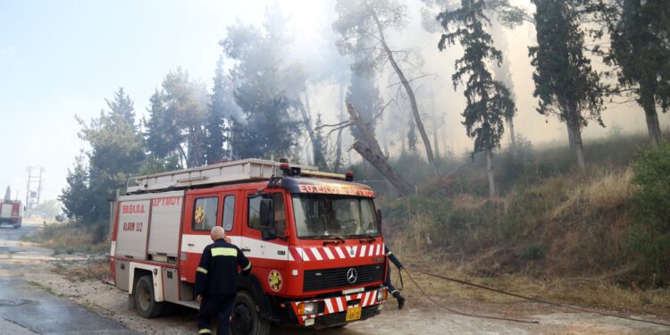 Φωτιά στην Κόρινθο σε αγροτοδασική έκταση - Επιχειρούν έξι εναέρια μέσα, ήχησε το 112 - ertnews.gr