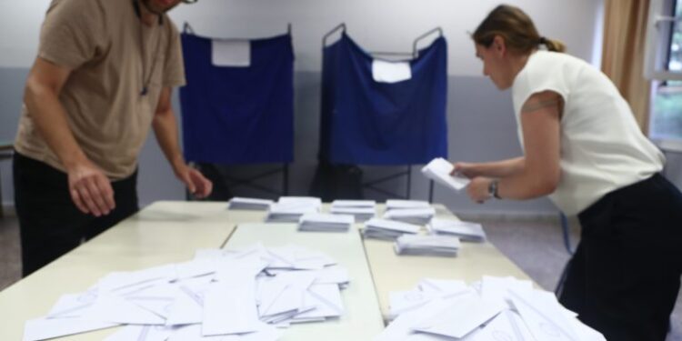 Δημοσκόπηση Opinion Poll: Σταθερή πρωτιά της ΝΔ, δεύτερος ο Τσίπρας