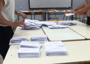 Δημοσκόπηση: Στο 28,5 φτάνει η ΝΔ στην εκτίμηση ψήφου, 15,2% η ΕΛ.Α.Σ., τρίτο κόμμα το ΠΑΣΟΚ