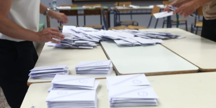 Δημοσκόπηση: Στο 28,5 φτάνει η ΝΔ στην εκτίμηση ψήφου, 15,2% η ΕΛ.Α.Σ., τρίτο κόμμα το ΠΑΣΟΚ