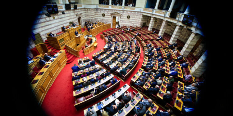 Έντονη κινητικότητα κομμάτων: Αναδιαμορφώνεται ο πολιτικός «χάρτης» – Στο «κόκκινο» κυβέρνηση και αντιπολίτευση