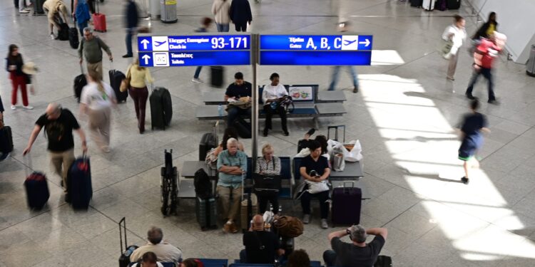 Υψηλές δαπάνες από τους Έλληνες στα ταξίδια τους στο εξωτερικό - ertnews.gr