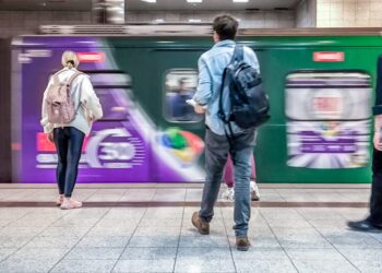 Ποινική δίωξη σε ελεγκτή του μετρό που ζητούσε χρήματα από επιβάτες για να μην βεβαιώνει πρόστιμα - ertnews.gr